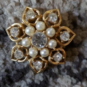Vintage Sarah Coventry Signed Rhinestone Gold Tone FauxPearl Brooch